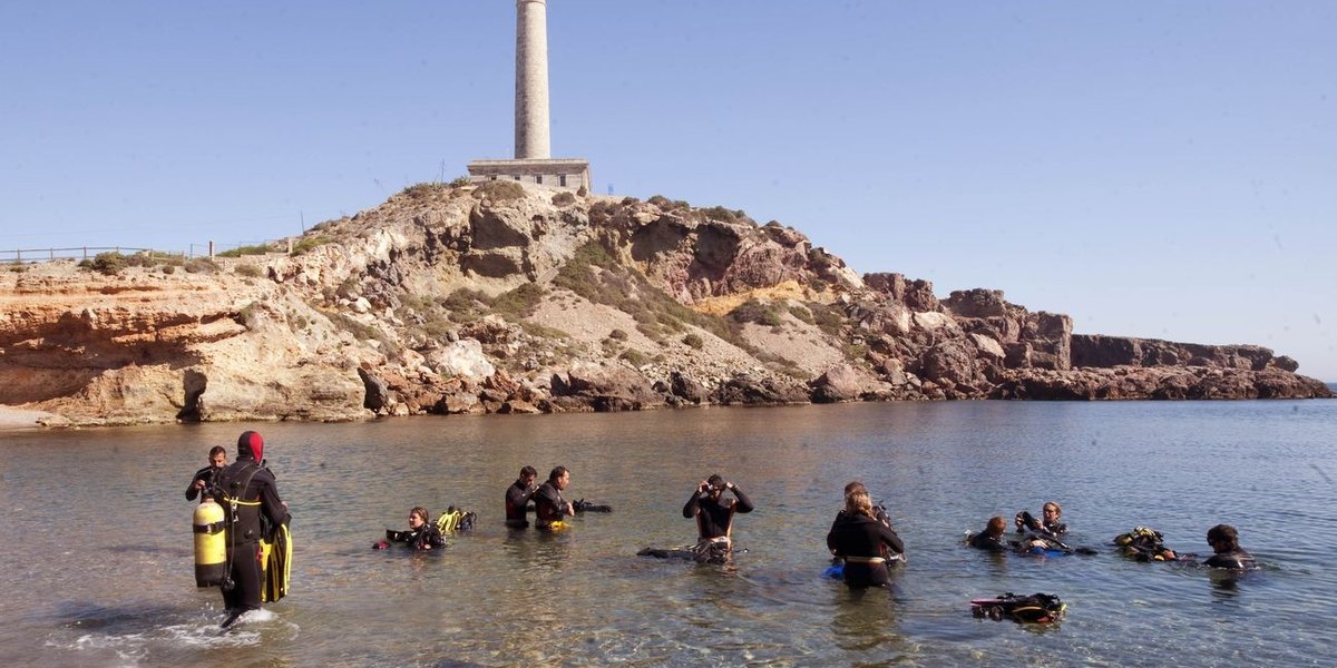 Buceadores bajo el faro de Cabo de Palos