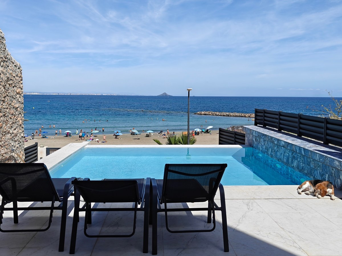La piscina infinity de 95Lighthouse sobre la Playa de Levante, Cabo de Palos